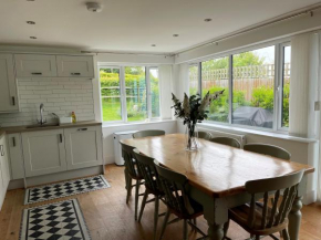 Stunning Country Views - 3 minutes walk to Beach
